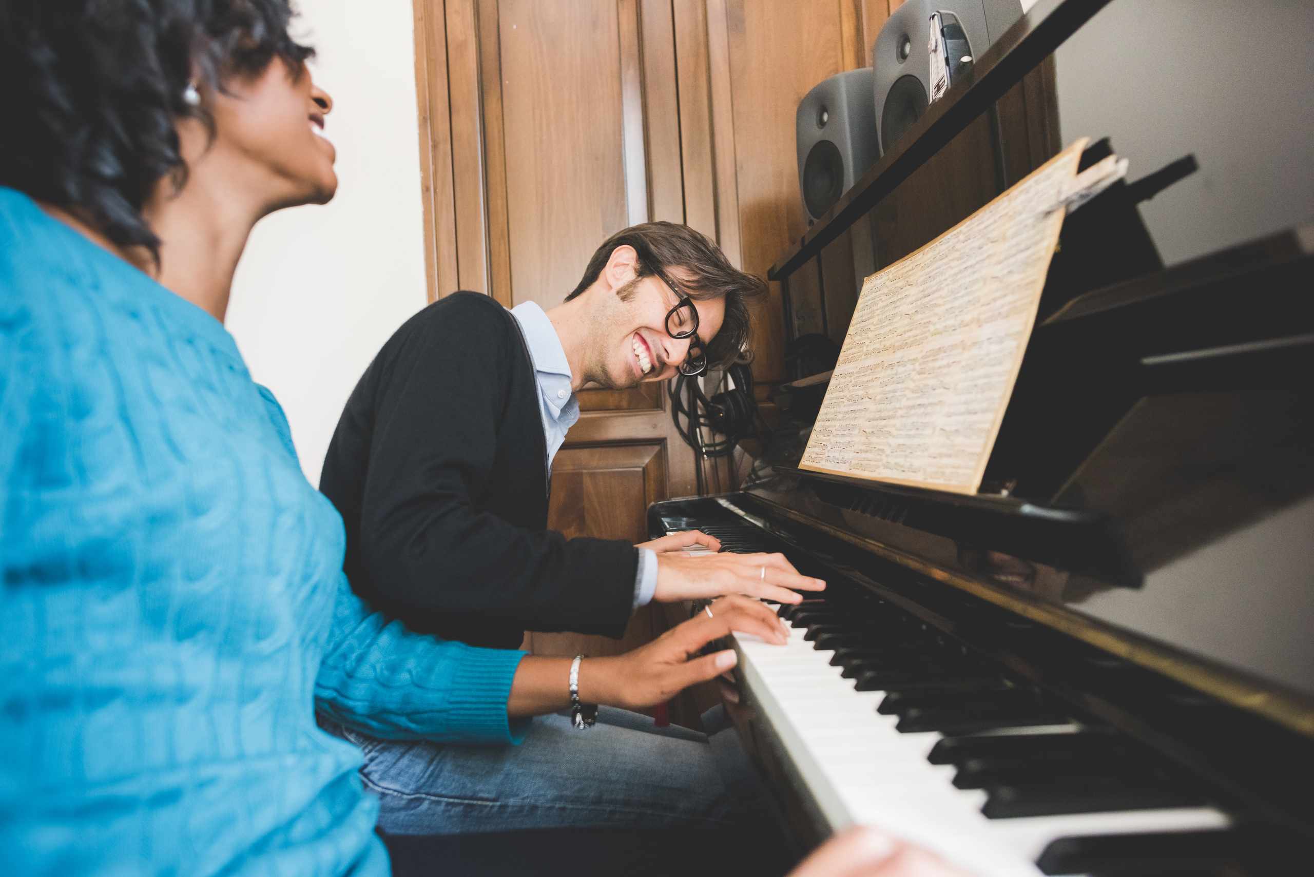 What Curved Fingers Really Mean at the Piano and How to Avoid Stiff Hands